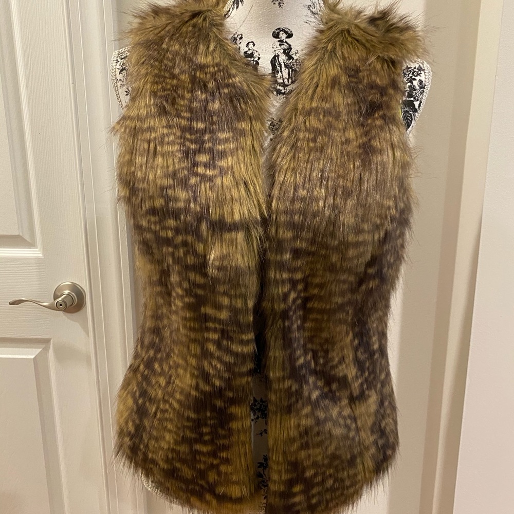 Mossimo faux fur vest size small